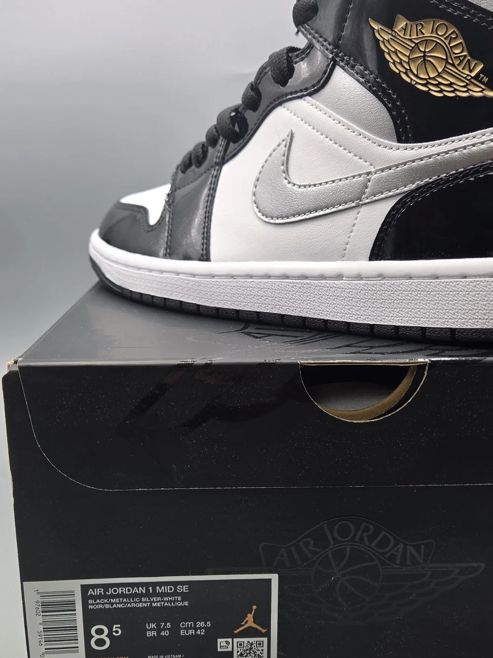 NEW Nike Air Jordan 1 Mid SE Black White Metallic Silver – Men’s Size 8.5